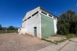 Farm consisting of a 4 bedroom villa and a warehouse with 5750 m2 located in Borba Farm consisting of a 4 bedroom villa and a warehouse with 5750 m2 located in Borba
