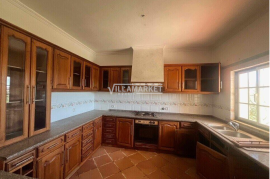 Farm consisting of a 4 bedroom villa and a warehouse with 5750 m2 located in Borba Farm consisting of a 4 bedroom villa and a warehouse with 5750 m2 located in Borba
