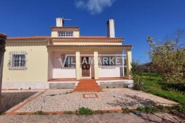 Farm consisting of a 4 bedroom villa and a warehouse with 5750 m2 located in Borba