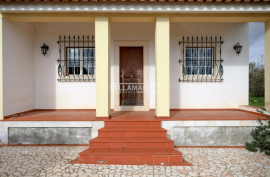 Farm consisting of a 4 bedroom villa and a warehouse with 5750 m2 located in Borba Farm consisting of a 4 bedroom villa and a warehouse with 5750 m2 located in Borba