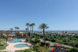 Top floor 1 bed with the most amazing estuary and sea views Top floor 1 bed with the most amazing estuary and sea views
