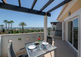 Top floor 1 bed with the most amazing estuary and sea views