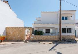 Character-filled 4 Bedroom Villa with Pool near Luz