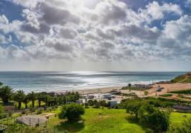 2 bedroom apartment with spectacular sea views