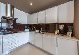 2 bedroom apartment with spectacular sea views