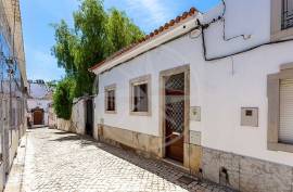 Tavira centre 2 bedroom townhouse with patio & large sun terrace