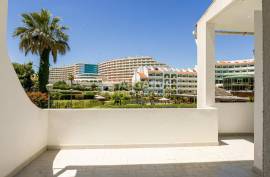 Beautiful 2 bedroom apartment, recently renovated, in the center of Albufeira, near the beach. Beautiful 2 bedroom apartment, recently renovated, in the center of Albufeira, near the beach.