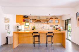 Beautiful 2 bedroom apartment, recently renovated, in the center of Albufeira, near the beach. Beautiful 2 bedroom apartment, recently renovated, in the center of Albufeira, near the beach.