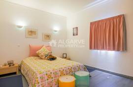 Beautiful 2 bedroom apartment, recently renovated, in the center of Albufeira, near the beach. Beautiful 2 bedroom apartment, recently renovated, in the center of Albufeira, near the beach.