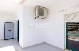 Beautiful 2 bedroom apartment, recently renovated, in the center of Albufeira, near the beach. Beautiful 2 bedroom apartment, recently renovated, in the center of Albufeira, near the beach.