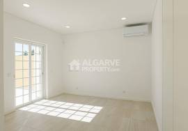 Charming 3+1 bedroom house with basement and pool near the center of Almancil.