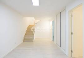 Charming 3+1 bedroom house with basement and pool near the center of Almancil.