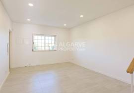 Charming 3+1 bedroom house with basement and pool near the center of Almancil.
