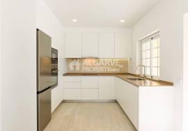 Charming 3+1 bedroom house with basement and pool near the center of Almancil.