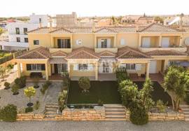 Charming 3+1 bedroom house with basement and pool near the center of Almancil.