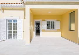 Charming 3+1 bedroom house with basement and pool near the center of Almancil.