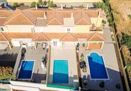 Charming 3+1 bedroom house with basement and pool near the center of Almancil.