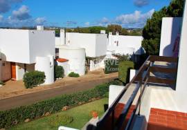 Two bedroom townhouse in a quiet residential area near the golf course in Vilamoura.