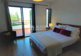 Two bedroom townhouse in a quiet residential area near the golf course in Vilamoura.