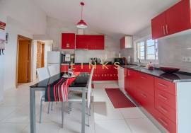 House - T2 + Apartment T3 with Active Local Accommodation – Calheta, Madeira House - T2 + Apartment T3 with Active Local Accommodation – Calheta, Madeira