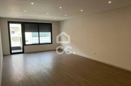 New 3 bedroom apartment on Avenida da Boavista with balcony
