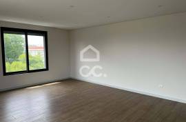 New 3 bedroom apartment on Avenida da Boavista with balcony New 3 bedroom apartment on Avenida da Boavista with balcony