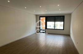 New 3 bedroom apartment on Avenida da Boavista with balcony