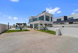 Pêra – modern 4-bedroom villa with sea views and pool