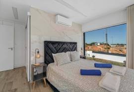 Pêra – modern 4-bedroom villa with sea views and pool