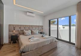 Pêra – modern 4-bedroom villa with sea views and pool