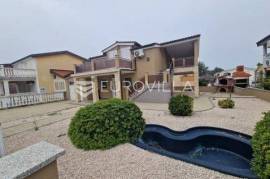 Vir, TOP Location - House with 4 Bedrooms, Garage and Spacious Yard, Only 230m from the Sea