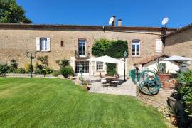 A Superb Townhouse With 250 M2 Of Living Space, Garage, Garden And Pool.