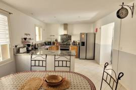 A Superb Townhouse With 250 M2 Of Living Space, Garage, Garden And Pool.