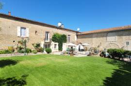 A Superb Townhouse With 250 M2 Of Living Space, Garage, Garden And Pool.