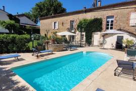 A Superb Townhouse With 250 M2 Of Living Space, Garage, Garden And Pool.