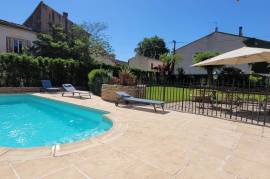 A Superb Townhouse With 250 M2 Of Living Space, Garage, Garden And Pool.