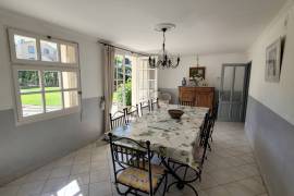 A Superb Townhouse With 250 M2 Of Living Space, Garage, Garden And Pool.