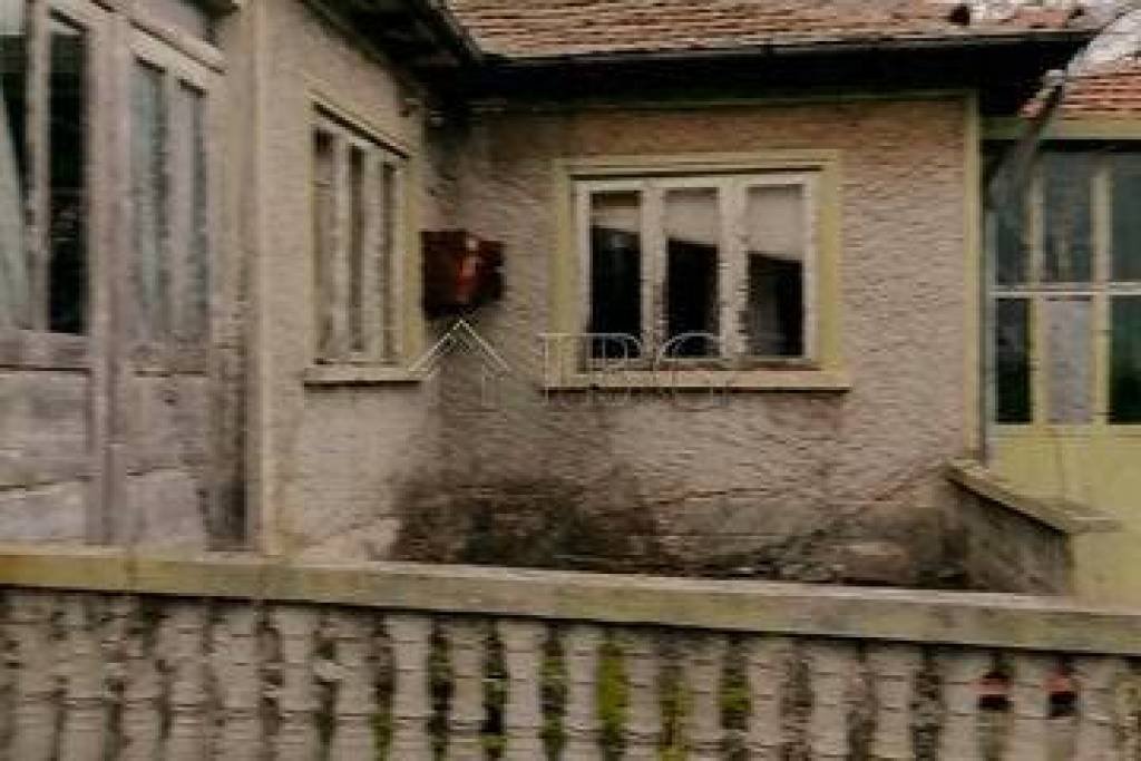 Ländliches Haus zur vollständigen Renovierung in der Nähe des Meeres und der rumänischen Grenze