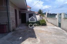 Detached villa with surrounding land on the outskirts of the city