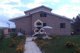 Detached villa with surrounding land on the outskirts of the city