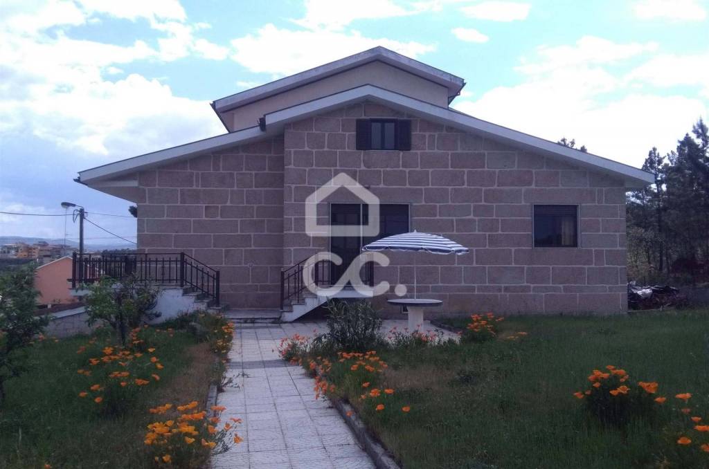 Detached villa with surrounding land on the outskirts of the city
