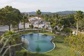 Ibiza, San Rafael Horse lovers: Andalusian finca with lake + stables