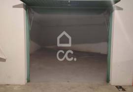 Closed garage with 51.3 m2 in Fátima