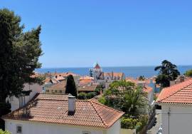 4 bedroom duplex in renovated Chalet in the historic center of Estoril, with sea views