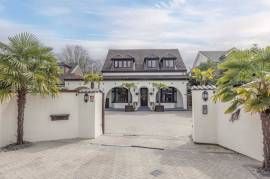Luxury 4 Bed House For Sale In Wraysbury Royal Borough of Windsor