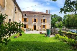 For Sale Exceptional Family Home in Luchapt - Vienne