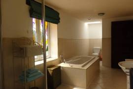 Pristine 6 Bedroom 4 with En-Suites; Home with Indoor Swimming Pool