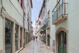 Shop in the city center with 120 m2 and immediate and guaranteed profitability of 5%.