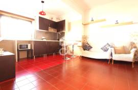 Renovated apartment with 2 bedrooms and tidy in Vale das Flores!