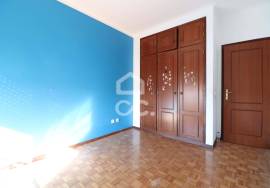 2 bedroom apartment with garage in the center of Avelar with 100% financing.